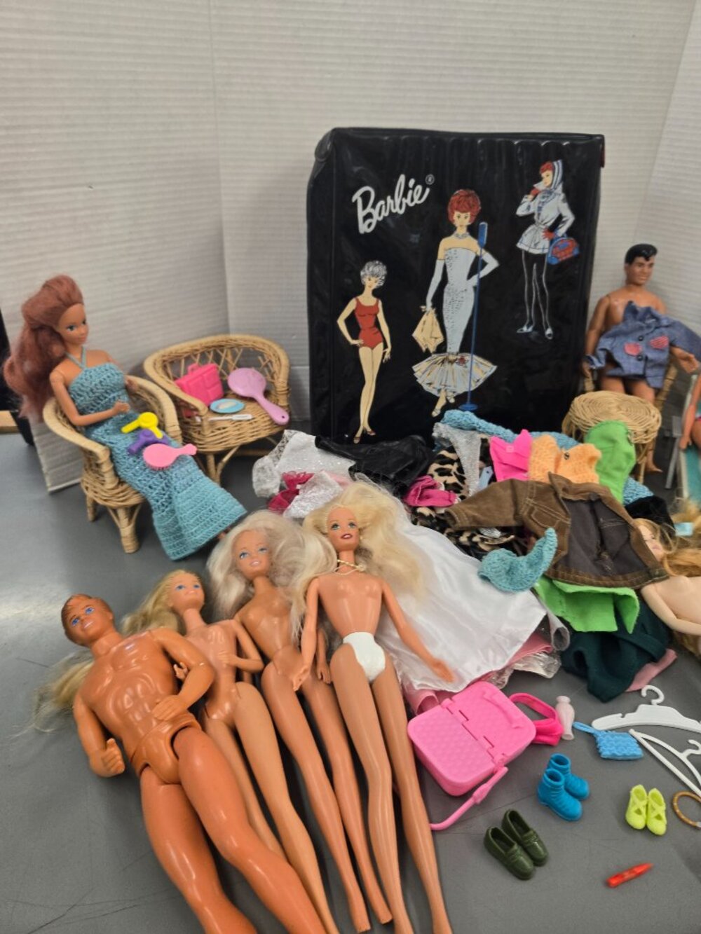 1963 Barbie Doll Case Vintage Wicker set Mixed Dolls Clothes Lot AS IS - Picture 7 of 16